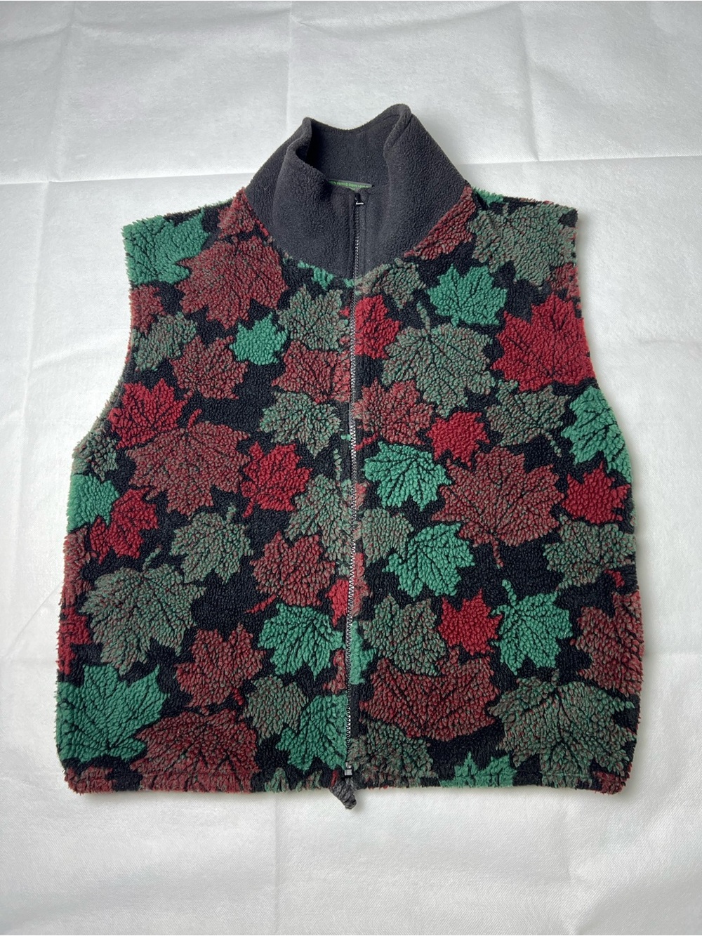 Leaf Print Sherpa Zip Vest in Red & Green